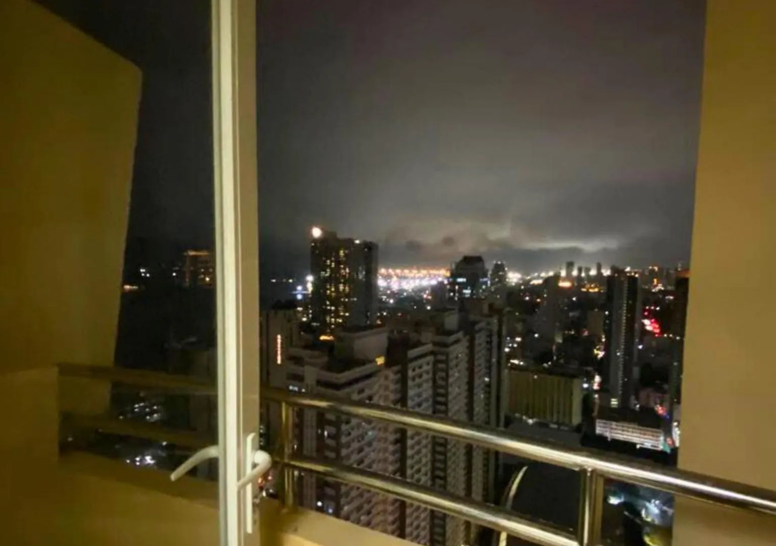 Family Room Staycation In The Heart Of Manila, With 2 Balcony Plus 40 Percent Promo Discount Plus Free Pool Access, Plus Free Sauna Promo In Manila Bay, Robinsons Place, Ermita, Pgh, Bellagio, Up Pedrogil, Staycation Updated 2025 Price Szálloda